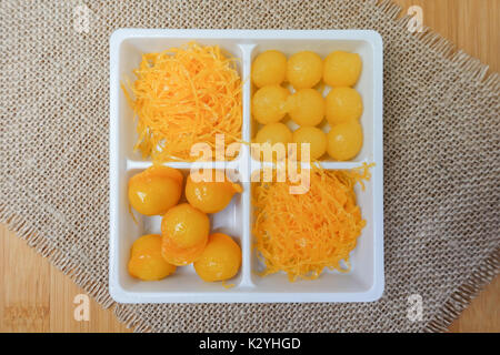 Boules d'œuf cuit au sirop de caramel, pâte de haricot, golden threads - Thai sweet dessert sur la table - Vue de dessus Banque D'Images