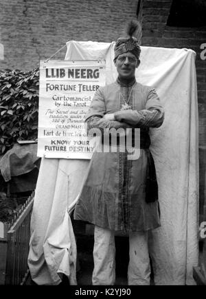 AJAXNETPHOTO. 1902 (environ). Emplacement inconnu. - FORTUNE TELLER LLIB NEERG EN COSTUME AVEC POSTER ET TENTE. Photographe:Inconnu © COPYRIGHT DE L'IMAGE NUMÉRIQUE PHOTO VINTAGE AJAX AJAX BIBLIOTHÈQUE SOURCE : VINTAGE PHOTO LIBRARY COLLECTION REF:NEERG 1902 Banque D'Images