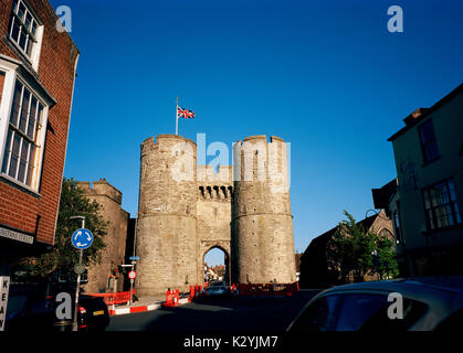 Le Westgate tower guérite médiévale dans la ville de Canterbury dans le Kent en Angleterre en Grande-Bretagne au Royaume-Uni uk europe. porte ouest histoire Banque D'Images