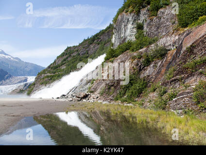 L'avis de Nugget cascade dans Mendenhall Glacier Park (Juneau, Alaska). Banque D'Images
