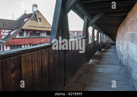 Les gardes passerelle sur le mur avec une toiture en bois à côté du château de Nuremberg Banque D'Images