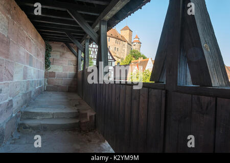 Le château de Nuremberg dans le soleil de l'après-midi à partir de l'allée des gardes sur le mur avec un toit en bois Banque D'Images