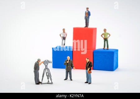 Podium, gagnants de la télévision en direct, figures miniatures isolé sur fond blanc Banque D'Images