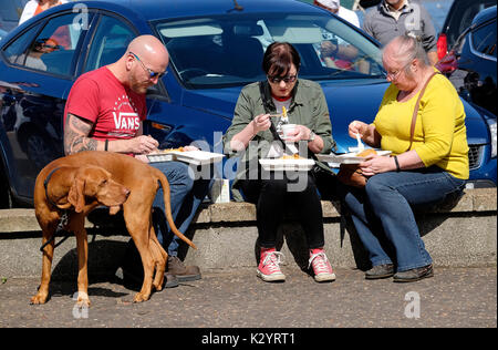 Les gens de manger du poisson et frites, wells-next-the-Sea, North Norfolk, Angleterre Banque D'Images