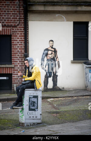 Jeune personne avec un téléphone mobile à Frogmore Street, Bristol UK Banque D'Images