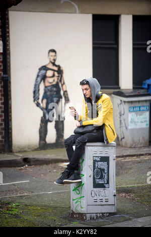 Jeune personne avec un téléphone mobile à Frogmore Street, Bristol UK Banque D'Images