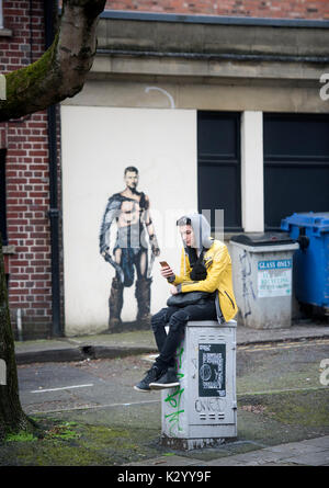 Jeune personne avec un téléphone mobile à Frogmore Street, Bristol UK Banque D'Images