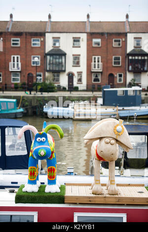 Vue générale de la ville de Bristol, UK - une maison bateau à l'Arnolfini palier avec Wallace et Gromit sculptures Banque D'Images