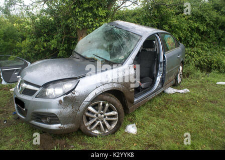 Accident de voiture en arbre, high impact épave, road traffic collision (RTC) Banque D'Images