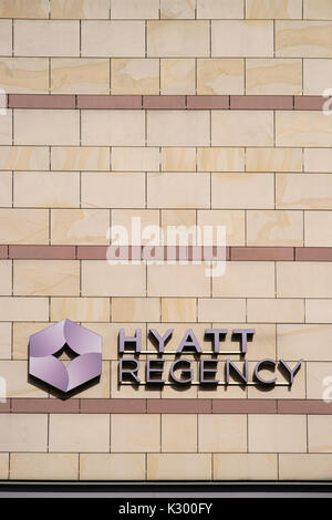 Mainz, Allemagne - le 21 août 2017 : Le logo de l'hôtel Hyatt Regency sur une façade extérieure le 21 août 2017 à Mayence. Banque D'Images