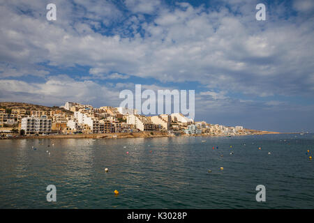 Resort Ville de Malte, de la baie avec de nombreux bâtiments le long de la côte Banque D'Images