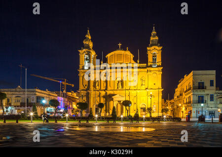 Malte - 15 octobre 2016 : la belle église paroissiale de nuit de Msida Banque D'Images