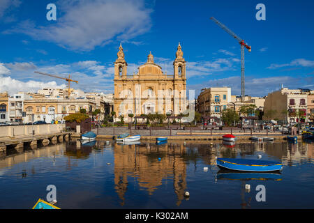 MSIDA, MALTE - 19 octobre 2016 : l'église paroissiale de belle journée ensoleillée avec le port à l'avant-plan. Banque D'Images