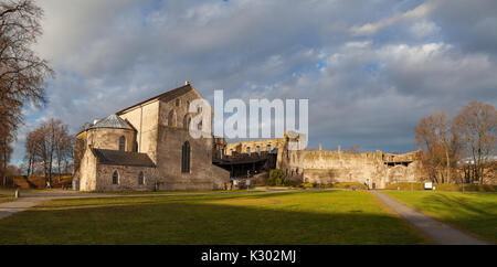 Ruines du vieux château de l'évêque à Haapsalu. Journée d'automne, l'été vue depuis la cour. Banque D'Images
