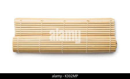 Le matériel roulant de nattes de bambou rouleau de Sushi sur fond blanc. Banque D'Images