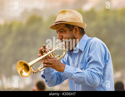 Musicien de rue joue de la trompette sur le Porto, Portugal riverfront le 20 juin, 2017 Banque D'Images