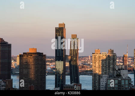 Les bâtiments de cuivre américains sont une paire de gratte-ciel résidentiels de luxe à New York, États-Unis Banque D'Images