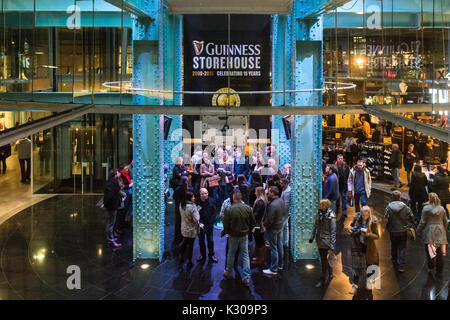 Guinness Storehouse Interior, Dublin, Irlande - les visiteurs écoutent la présentation Banque D'Images