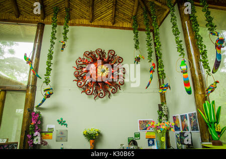 L'ÉQUATEUR, Quito - août 27, 2017 : Belle artisanat pendant de murs, situé à Mindo, lieu de loisirs dans l'ouest de l'Équateur, à 1.400 m d'altitude dans la région de Quito, Pichincha Banque D'Images