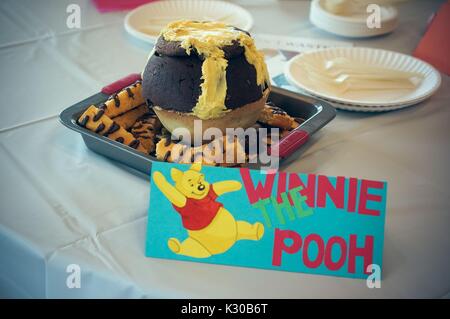 Présentation pour le lire et l'argent du concours et festival du livre comestible à la Milton S Eisenhower Library, Université Johns Hopkins, montrant un gâteau fait de pot de miel avec des abeilles autour d'elle, pour le thème "Winnie l'Ourson, ' Baltimore, Maryland, Avril, 2016. Avec la permission de Eric Chen. Banque D'Images