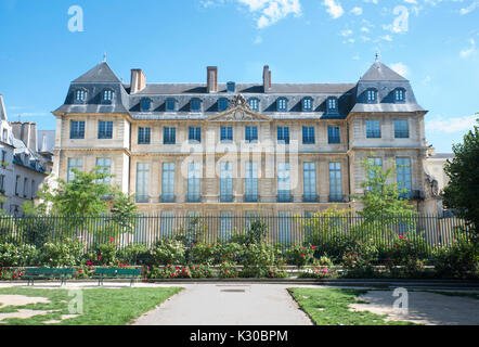 Jardin de l'Hôtel Salé-Léonor-fini dans le quartier du Marais à Paris, France Banque D'Images