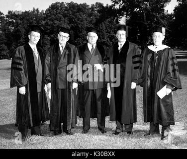 Photo de groupe de l'Université Johns Hopkins, président Detlev Bronk Wulf et professeurs universitaires en robe pour la classe de l'université de 1950 graduation day, le 13 juin 1950. Banque D'Images