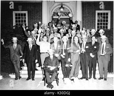 Des membres de la classe de 1949 portant des costumes et des chapeaux blancs à la vingtième réunion en dehors de Gilman Hall à l'Université Johns Hopkins, Baltimore, Maryland, 1969. Banque D'Images