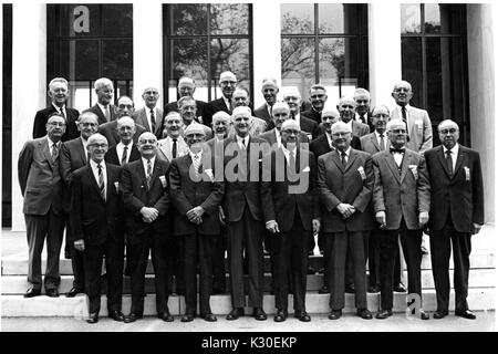 L'Université Johns Hopkins, classe de 1917 recueillies sur les étapes de la bibliothèque de Milton S. Eisenhower pour leurs retrouvailles sur le campus de l'université Homewood à Baltimore, Maryland, 1967. Banque D'Images