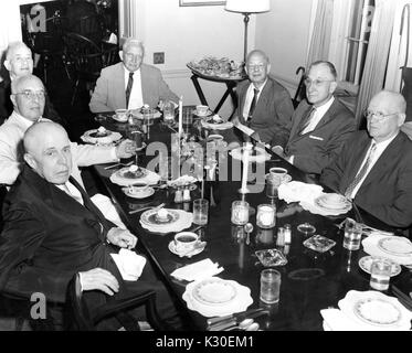 Les membres de l'Université Johns Hopkins, classe de 1907 réunis autour d'une table au cours de leur réunion à Baltimore, Maryland, 1957. Banque D'Images