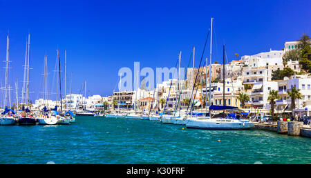 Im répressifs l'île de Naxos, avec vue sur les yachts et les maisons traditionnelles,Grèce Banque D'Images