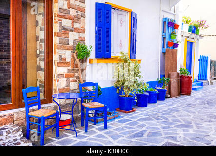 La Grèce Traditionnelle - rue mignon tavernes avec chaises typiques de l'île de Kos Banque D'Images