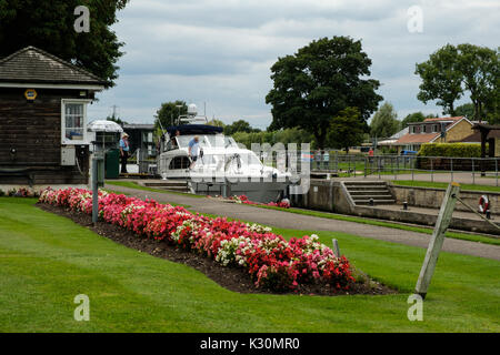 Voile entrant Shepperton verrou sur la Tamise Banque D'Images