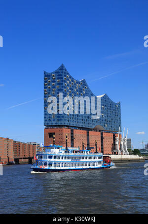 Bateau à aubes en face de la salle de concert Elbphilharmonie, port d'Hambourg, Allemagne, Europe Banque D'Images