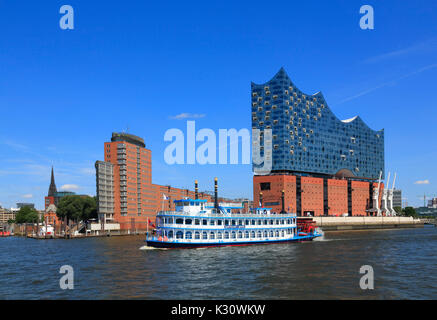 Bateau à aubes en face de la salle de concert Elbphilharmonie, port d'Hambourg, Allemagne, Europe Banque D'Images