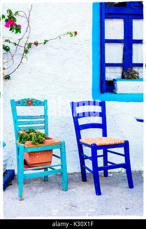 La Grèce Traditionnelle - rue mignon tavernes avec chaises typiques de l'île de Kos Banque D'Images