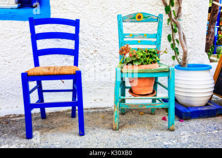 La Grèce Traditionnelle - rue mignon tavernes avec chaises typiques de l'île de Kos Banque D'Images