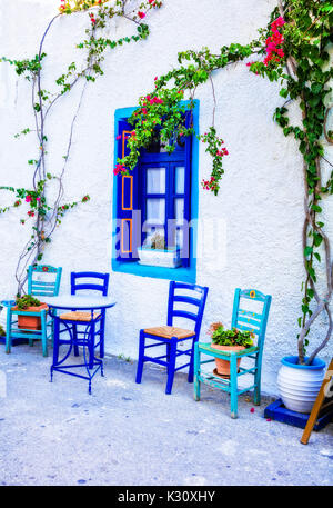 La Grèce Traditionnelle - rue mignon tavernes avec chaises typiques de l'île de Kos Banque D'Images