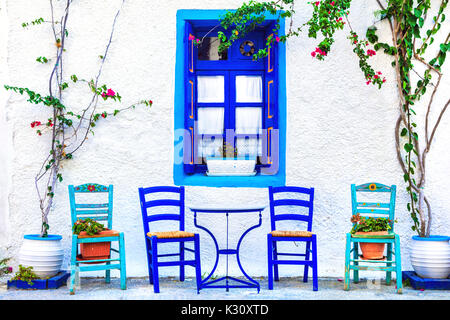 La Grèce Traditionnelle - rue mignon tavernes avec chaises typiques de l'île de Kos Banque D'Images