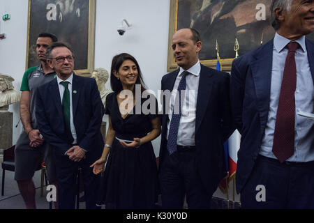 Rome, Italie. Août 31, 2017. Rome Italie - le 31 août, l'équipe de soccer Chapecoense président Plinio Davide De Nîmes Filho avec le maire de Rome, et Virginia Raggi le directeur général de l'AS Roma Mauro Baldissoni lors d'une conférence de presse à Rome, la colline du Capitole, le 31 août 2017 à Rome, Italie. Le club de football brésilien qui a été dévastée par un accident d'avion dans les montagnes de Colombie l'année dernière jouera Roma le vendredi dans un match de bienfaisance le 31 août 2017 à Rome, Italie. Credit : Andrea Ronchini/Pacific Press/Alamy Live News Banque D'Images