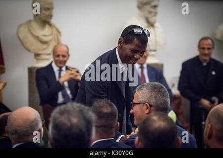 Rome, Italie. Août 31, 2017. Rome Italie - le 31 août, l'équipe de soccer Chapecoense président Plinio Davide De Nîmes Filho avec le maire de Rome, et Virginia Raggi le directeur général de l'AS Roma Mauro Baldissoni lors d'une conférence de presse à Rome, la colline du Capitole, le 31 août 2017 à Rome, Italie. Le club de football brésilien qui a été dévastée par un accident d'avion dans les montagnes de Colombie l'année dernière jouera Roma le vendredi dans un match de bienfaisance le 31 août 2017 à Rome, Italie. Credit : Andrea Ronchini/Pacific Press/Alamy Live News Banque D'Images