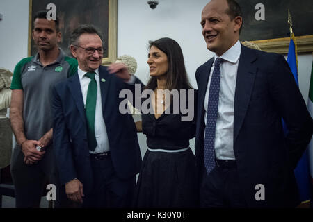 Rome, Italie. Août 31, 2017. Rome Italie - le 31 août, l'équipe de soccer Chapecoense président Plinio Davide De Nîmes Filho avec le maire de Rome, et Virginia Raggi le directeur général de l'AS Roma Mauro Baldissoni lors d'une conférence de presse à Rome, la colline du Capitole, le 31 août 2017 à Rome, Italie. Le club de football brésilien qui a été dévastée par un accident d'avion dans les montagnes de Colombie l'année dernière jouera Roma le vendredi dans un match de bienfaisance le 31 août 2017 à Rome, Italie. Credit : Andrea Ronchini/Pacific Press/Alamy Live News Banque D'Images