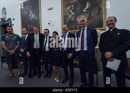 Rome, Italie. Août 31, 2017. Rome Italie - le 31 août, l'équipe de soccer Chapecoense président Plinio Davide De Nîmes Filho avec le maire de Rome, et Virginia Raggi le directeur général de l'AS Roma Mauro Baldissoni lors d'une conférence de presse à Rome, la colline du Capitole, le 31 août 2017 à Rome, Italie. Le club de football brésilien qui a été dévastée par un accident d'avion dans les montagnes de Colombie l'année dernière jouera Roma le vendredi dans un match de bienfaisance le 31 août 2017 à Rome, Italie. Credit : Andrea Ronchini/Pacific Press/Alamy Live News Banque D'Images