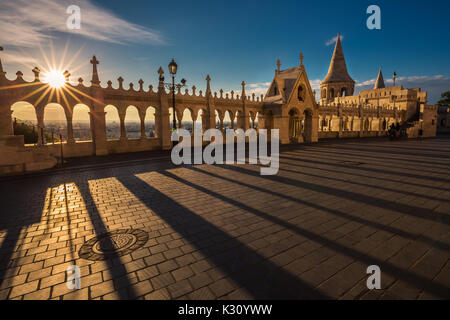 Budapest, Hongrie - beau lever de soleil sur le célèbre bastion des pêcheurs (Halasz bastya) sur la colline de Buda Banque D'Images