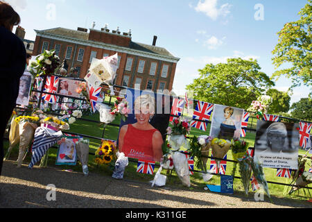 Londres, Royaume-Uni. 31 août 2017. Hommages à la princesse Diana, à l'extérieur des portes de Kensington Palace, à l'occasion du 20ème anniversaire de sa mort. Banque D'Images