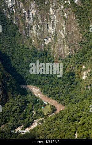 La rivière Urubamba et ligne de chemin de fer, vu de haut au-dessus de Machu Picchu, au Pérou, en Amérique du Sud Banque D'Images