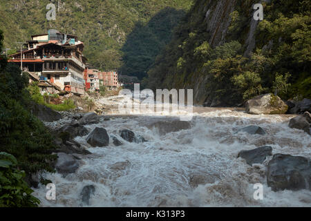 Rivière Urubamba à Aguas Calientes, la Vallée Sacrée, le Pérou, Amérique du Sud Banque D'Images