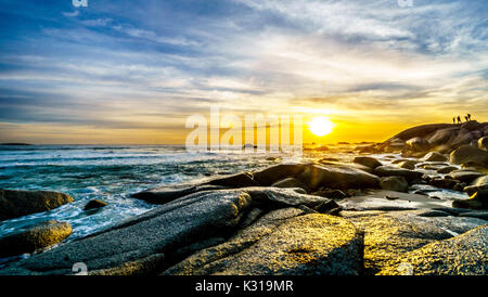 Coucher de soleil sur l'horizon de l'océan Atlantique à Camps Bay, près du Cap, Afrique du Sud sur une belle journée d'hiver Banque D'Images