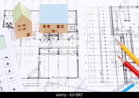 Modèle miniature de maison sur plans, plan de construction Banque D'Images