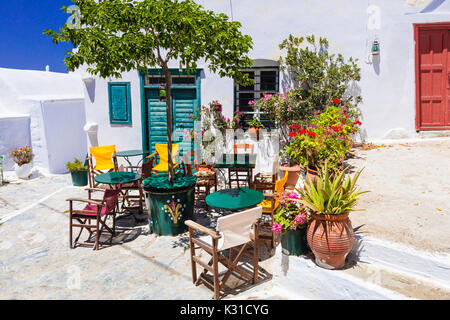 Rue mignon traditionnelles tavernes dans Cyclades. L'île d'Amorgos, Grèce Banque D'Images