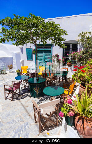 Rue mignon traditionnelles tavernes dans Cyclades. L'île d'Amorgos, Grèce Banque D'Images